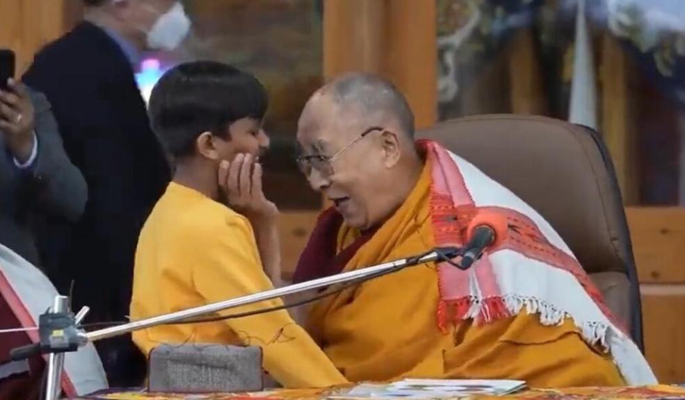Indignante: Dalái Lama besó a niño en la boca Dalái Lama causó gran indignación y polémica tras pedirle a un niño que lo besara y le chupara la lengua en plena ceremonia religiosa.