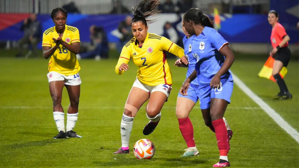 Selección Colombia femenina cayó goleada 5 a 2 ante Francia La selección Colombia de fútbol femenina cayó derrotada 5 a 2 frente a su similar de Francia, en juego de preparación para lo que será su participación en el Mundial de Fútbol femenino que será a mitad de año.