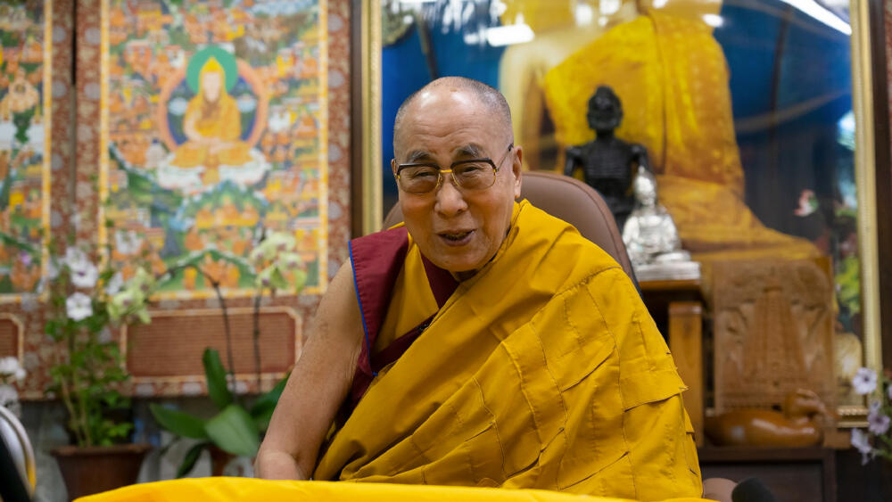 El Dalái Lama envuelto en nueva polémica que involucra a Lady Gaga Se reveló un video donde el Dalái Lama toca de manera inapropiada a Lady Gaga.