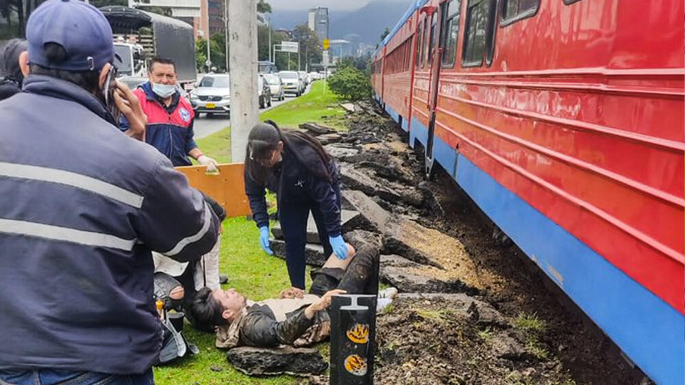 Tren de la Sabana arrolló a un peatón en el norte de Bogotá El peatón iba escuchando música a alto volumen por lo que no pudo percatarse de las sirenas del tren.