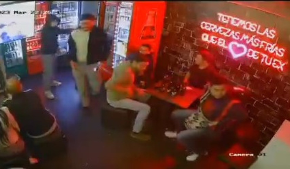 Atracaron a 15 personas en bar de Chapinero En la noche de este martes, en un bar de la localidad de Chapinero, se presentó un impactante caso de robo, pues cuatro sujetos armados ingresaron al local en el que había al menos 15 personas a las cuales les quitaron sus pertenencias.