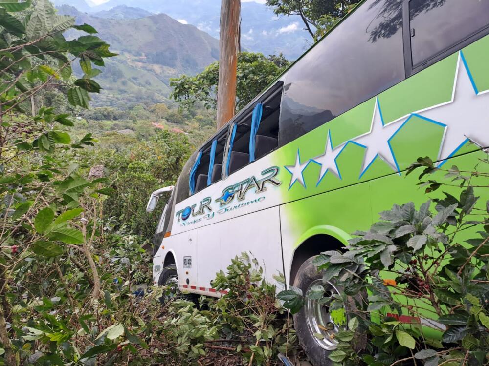Un bus con 40 pasajeros cayó a un abismo en la vía Bogotá- Villeta Un bus de servicio público resultó cayendo en un abismo con 40 pasajeros a bordo, la mañana de este sábado 22 de abril.