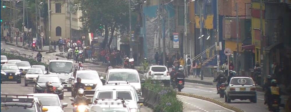 A esta hora: caos vehicular por protestas en Bogotá Debido a varias protestas se están presentando múltiples bloqueos en las vías de Bogotá, por lo que la Secretaría de Movilidad tuvo que habilitar vías alternas para que los bogotanos puedan evitar trancones durante la tarde. 
