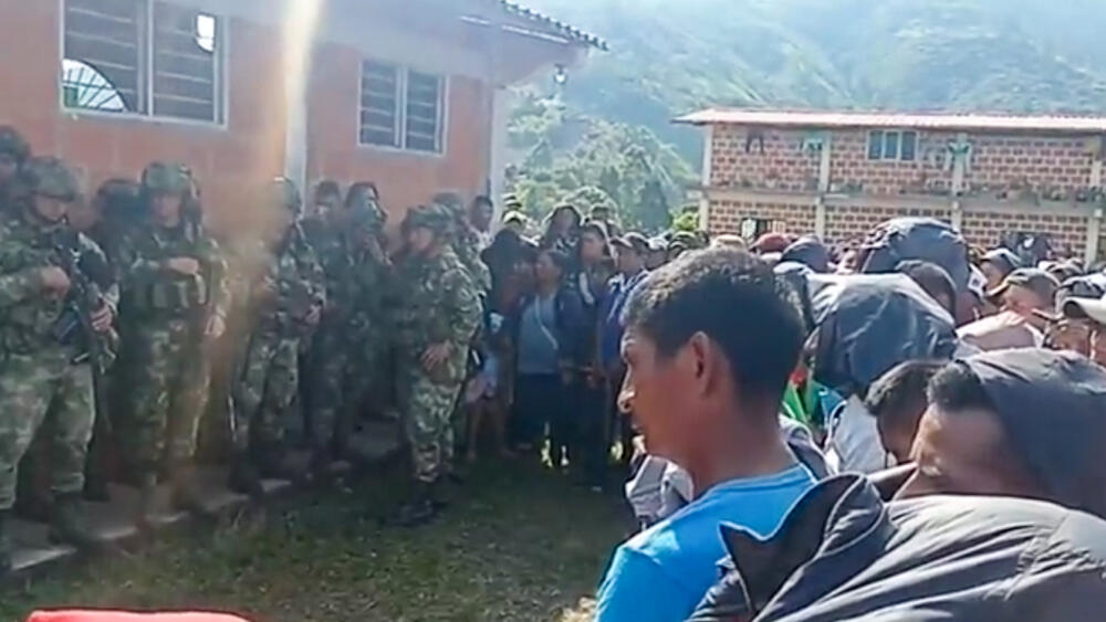 ¡Vuelve y juega! Indígenas secuestran a 17 miembros del Ejército en Toribío Al menos 13 militares, que estarían adscritos a la Tercera División del Ejército Nacional, fueron retenidos por comunidades indígenas en zona rural del municipio de Toribío, en el Cauca.