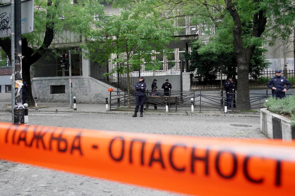 Niño de 13 años mató a 8 estudiantes y a un guarda dentro de su escuela Ocho estudiantes y el guardián de una escuela primaria de Belgrado murieron baleados y otros seis estudiantes y su profesora resultaron heridos por un alumno, que fue detenido, informaron las autoridades de Serbia el miércoles.