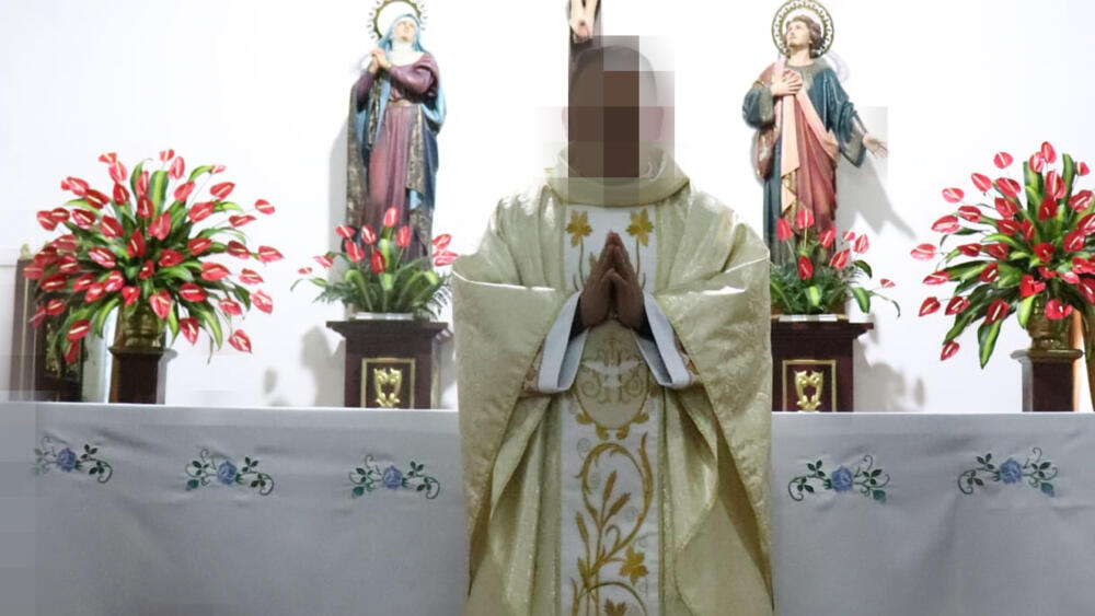 Dos sacerdotes capturados por policía herido en San Cristóbal Durante este puente festivo ocurrió un inaudito caso en una iglesia ubicada en la parte alta de la localidad de San Cristóbal, en el cual se vieron inmiscuidos dos sacerdotes y un uniformado de la Policía.
