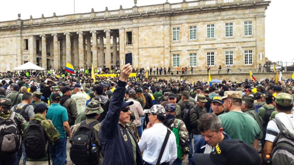 Veteranos del Ejército Nacional se tomaron la Plaza de Bolívar Desde las 2:00 p.m. de este miércoles 10 de mayo se está llevando a cabo en la Plaza de Bolívar una jornada de manifestaciones por parte de los veteranos y reservistas de las Fuerzas Militares y la Policía Nacional, según los organizadores de las manifestaciones el objetivo de las marchas es respaldar a los uniformados del país y defender la Constitución y la democracia colombiana. 