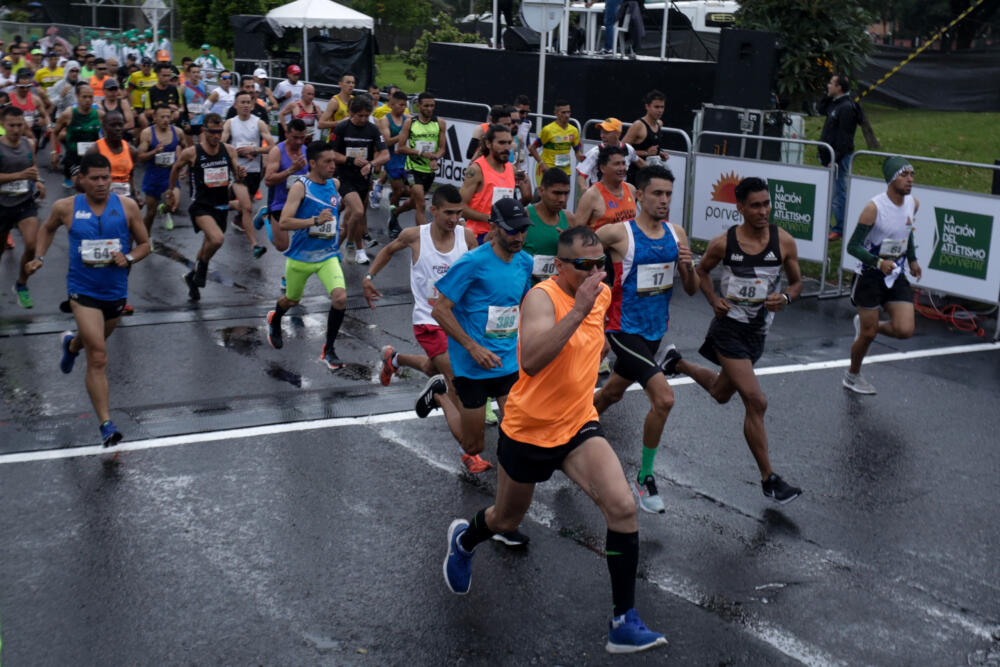 Atletas calientan motores para la Media Maratón de Bogotá Edwin Soi y Angela Tanui, de Kenia, encabezan la lista de los primeros atletas confirmados para lo que será la Media Maratón de Bogotá el próximo 30 de julio en las calles de la capital del país.