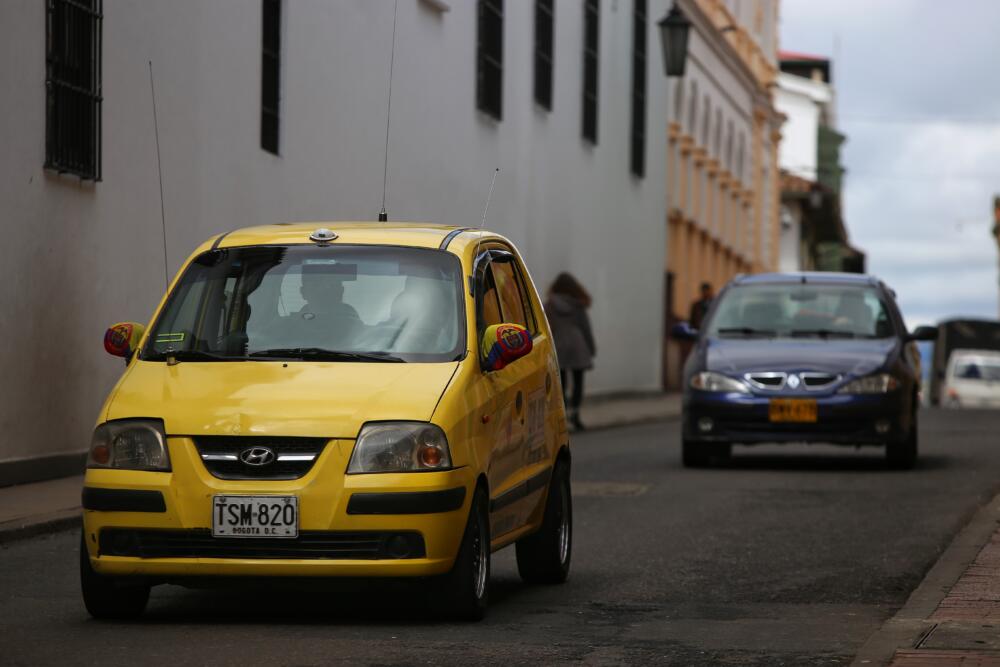 Taxista robó a un pasajero y lo arrastró por media cuadra al sur de Bogotá