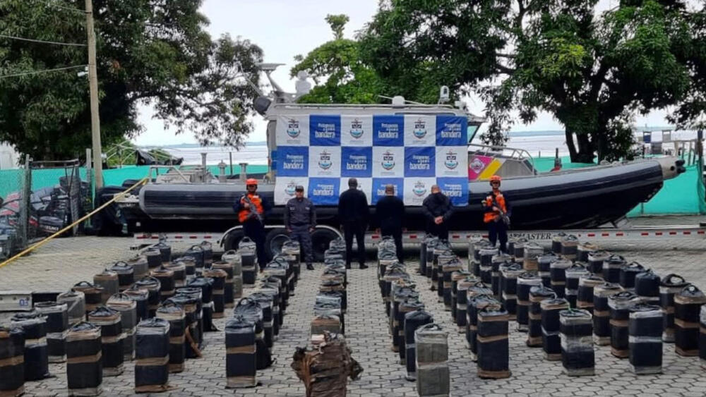 Cae en el pacífico el submarino más grande de la mafia En un operativo de la Armada Nacional, en conjunto con la Fuerza Aérea Colombiana, lograron detectar e interceptar un submarino de enormes proporciones, el más grande que haya caído transportando droga, desde el año 1993.