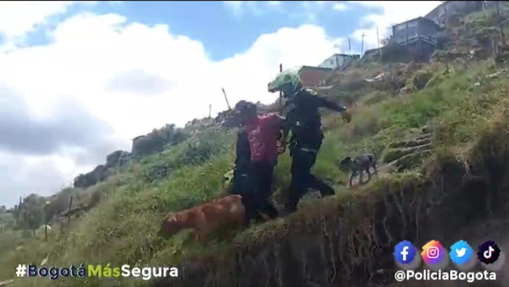 En Ciudad Bolívar: capturaron a 3 sujetos por estar disparando en una montaña La Policía Metropolitana de Bogotá informó la captura de 3 sujetos que se encontraban disparando en la parte alta de una de las montañas de Ciudad Bolívar.