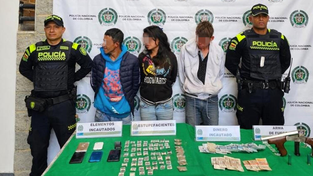 Capturaron a 'Los Paisas': usaban el reciclaje para camuflar armas y drogas 'Los Paisas' fueron capturados en el sector de Álamos, de la localidad de Engativá.