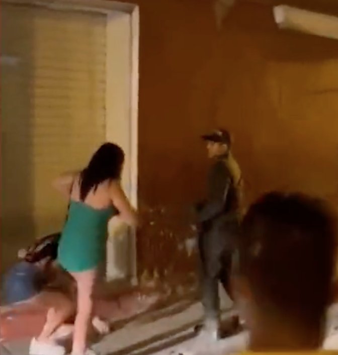 EN VIDEO: A los golpes se fueron dos trabajadoras sexuales en Cartagena Las trabajadoras sexuales se habrían agarrado, al parecer, por un cliente en Cartagena.