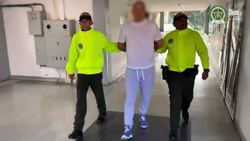 El narco que se le fugó a funcionarios de Migración Colombia en pleno aeropuerto Mientras funcionarios de Migración Colombia adelantaban la diligencia para deportar a un narco de origen serbio en el aeropuerto de Rionegro, el hombre aprovechó un cruce de disparos y huyó del sitio.