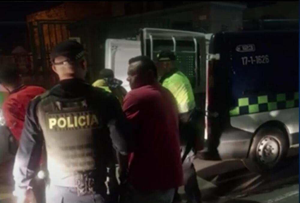 En Bosa capturaron a cinco sujetos armados con escopetas En la localidad de Bosa al sur de la ciudad, la Policía Metropolitana de Bogotá capturó a cinco sujetos que se movilizaban en un vehículo, a bordo de éste llevaban 2 imponentes armas de fuego, se trata de un par de escopetas con sus respectivos cartuchos.
