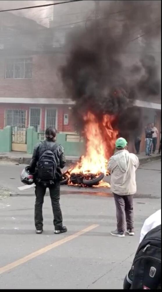 EN VIDEO: Comunidad linchó a dos ladrones y les quemó la moto en Engativá Los habitantes del sector de La Europa, en Engativá, lincharon a los ladrones y le prendieron fuego a la moto en la que pretendían huir.
