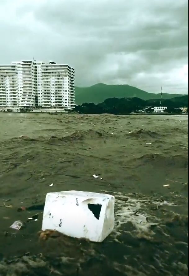 En video: una nevera apareció flotando en la bahía de Santa Marta Luego de un fuerte aguacero, una nevera apareció flotando en plena bahía de Santa Marta.