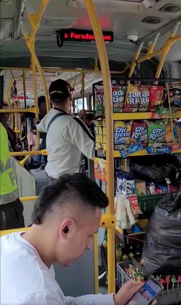 EN VIDEO: Vendedor armó tremenda tienda en TransMilenio Gran indignación se generó entre los usuarios de TransMilenio, luego de que un vendedor ambulante se subiera a uno de los articulados con gigantesca tienda.