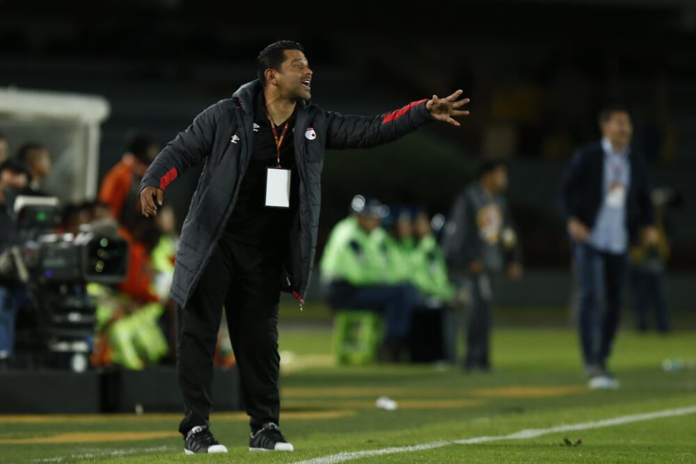 Gerardo Bedoya quedará como el DT encargado de Santa Fe Gerardo Bedoya será por tercera vez entrenador de Independiente Santa Fe luego de que se anunció la salida de Hárold Rivera tras la derrota 2 a 0 frente a Atlético Nacional en El Campín.