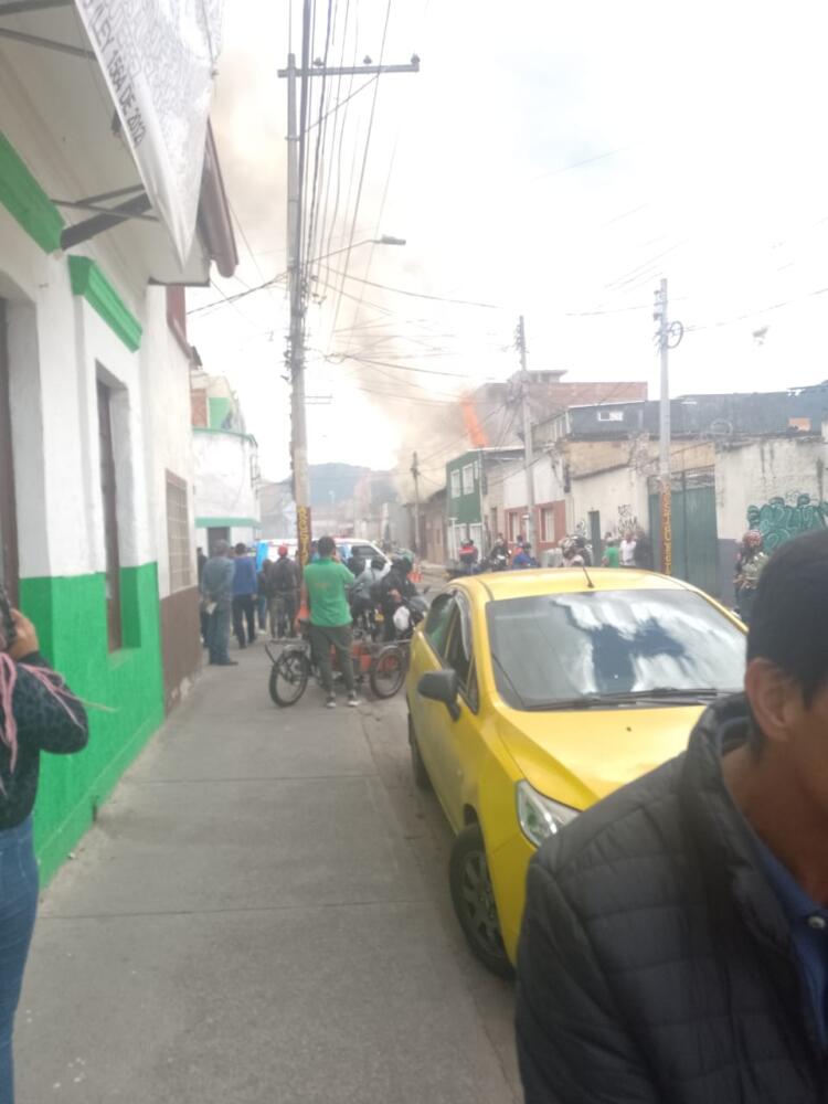 Grave incendio en los alrededores de la cárcel Distrital Un fuerte incendio se encuentra consumiendo una vivienda de la localidad de San Cristóbal.