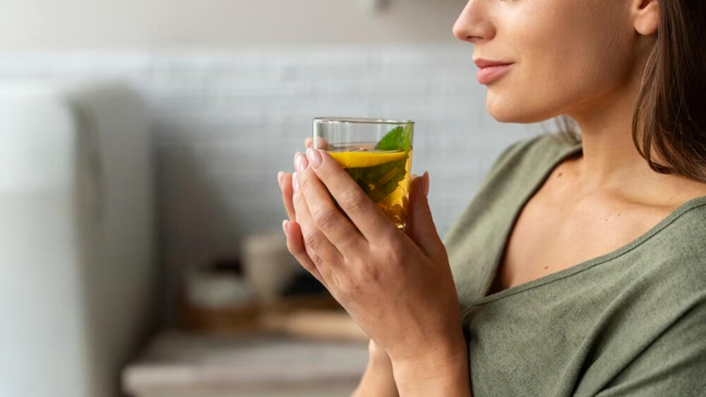Los beneficios de tomar té de manzanilla por las noches Además de que el té de manzanilla es una bebida con un aroma y sabor muy agradable, esta hierba se utiliza ampliamente en la medicina tradicional.