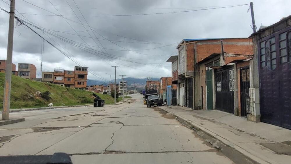 Misterioso hallazgo de un cuerpo en Ciudad Bolívar La madrugada de este sábado fue hallado el cadáver de un hombre (de unos 35 años) con evidentes signos de violencia en el sector de Altos de la Cruz.