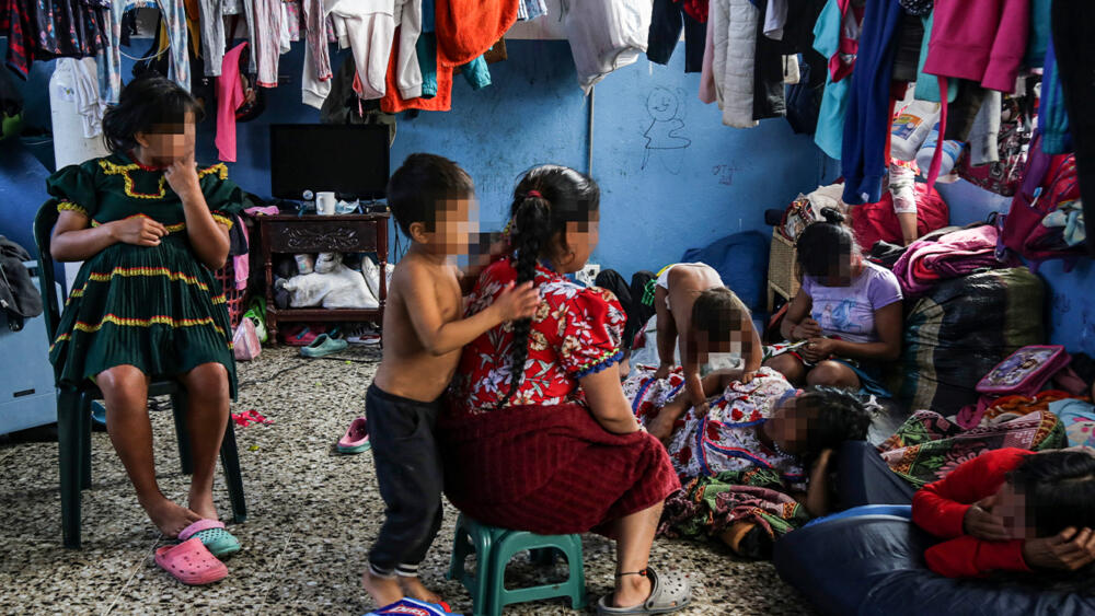 Mueren 4 niños indígenas ¿quién responde? La emergencia humanitaria que viven varios pueblos indígenas asentados actualmente en Bogotá es vergonzosa. Enfermedades, hacinamiento y estigmatización son algunas de las problemáticas que a diario deben sortear en el hostil ambiente capitalino.