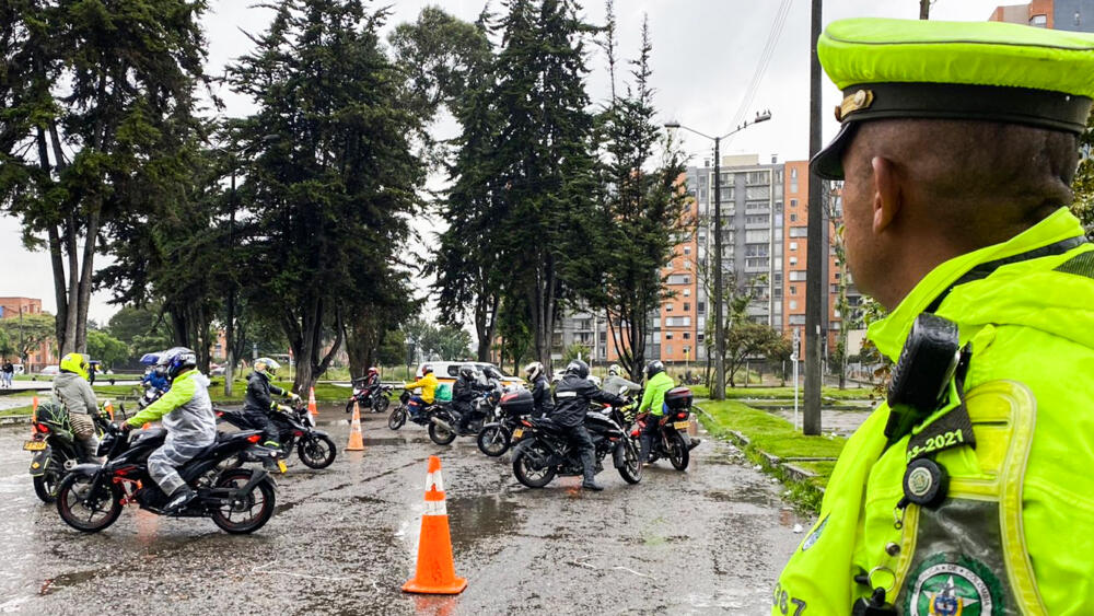 Nuevos cursos gratuitos para mujeres moteras La Secretaría Distrital de Movilidad y la Policía de Tránsito de Bogotá informaron que abrieron un curso teórico práctico completamente gratuito de conducción destinado a las mujeres que conducen motos y se llevará a cabo el próximo sábado 20 de mayo.