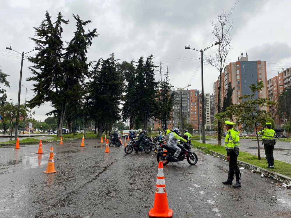 Nuevos cursos gratuitos para mujeres moteras La Secretaría Distrital de Movilidad y la Policía de Tránsito de Bogotá informaron que abrieron un curso teórico práctico completamente gratuito de conducción destinado a las mujeres que conducen motos y se llevará a cabo el próximo sábado 20 de mayo.