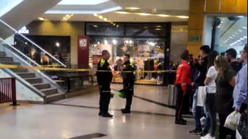 Pánico por tiroteo dentro de un centro comercial Durante la tarde de este domingo 14 de mayo se registró una balacera en el centro comercial Unicentro ubicado en la localidad de Usaquén al norte de la ciudad.