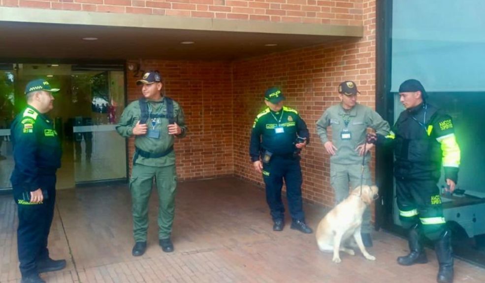 Por amenaza de bomba evacuaron oficinas administrativas de la Rama Judicial Una llamada a la línea e emergencias 123 provocó la evacuación de los empleados de las oficinas administrativas de la Rama Judicial, en el centro de Bogotá, por amenaza de bomba.