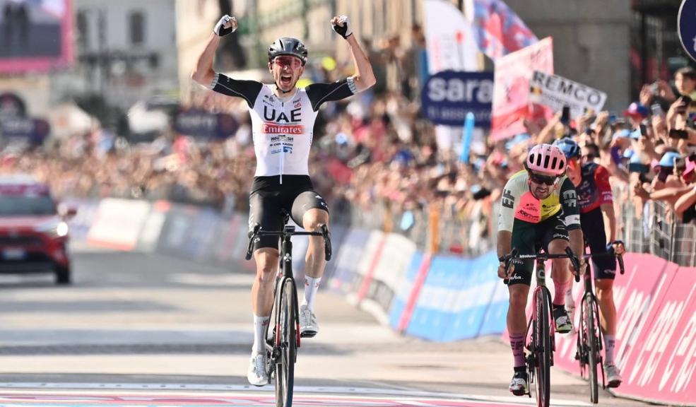 McNulty gana la decimoquinta etapa del Giro El ciclista estadounidense Brandon McNulty (UAE) se impuso en la decimoquinta etapa del Giro, este domingo en Bérgamo, en otra jornada en la que llegó a la meta una fuga de corredores que se disputaron la victoria parcial.