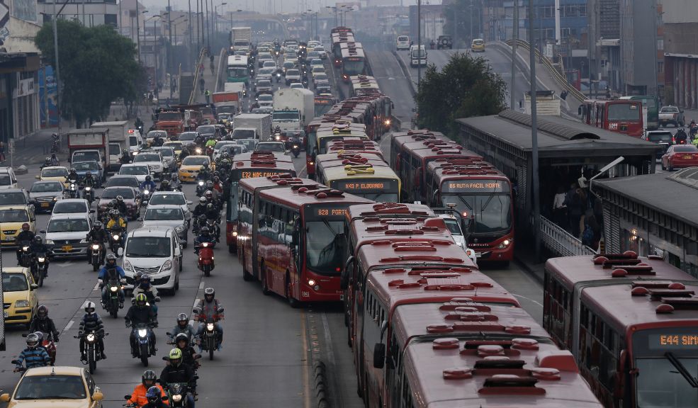 Caos víal por accidente de bus de TransMilenio