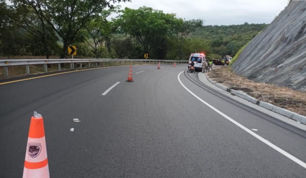 Vía Bogotá-Girardot permanece cerrada por accidente de tránsito A esta hora la vía Bogotá Girardot permanece cerrada.