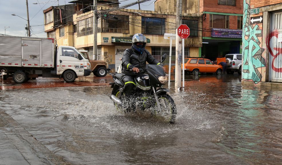 Fuertes lluvias dejaron un motociclista muerto en Bogotá