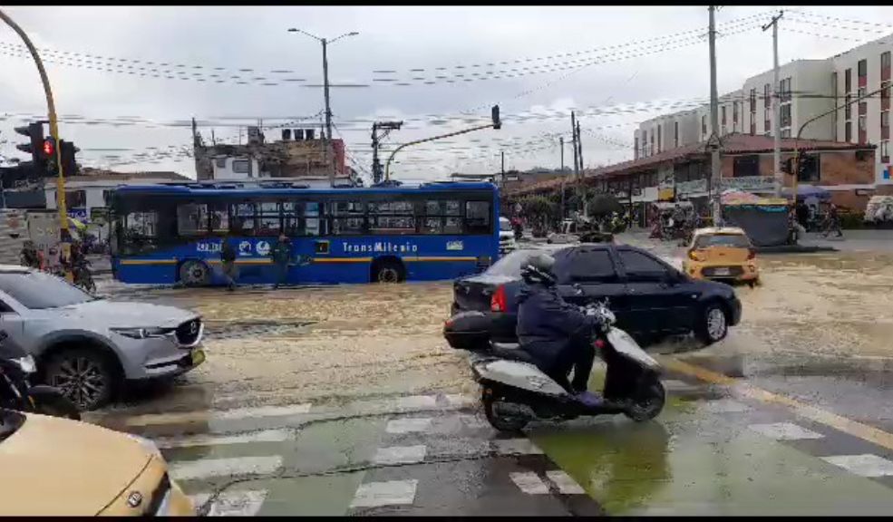 Un bus del Sitp quedó atrapado en plena vía por cuenta de inundación