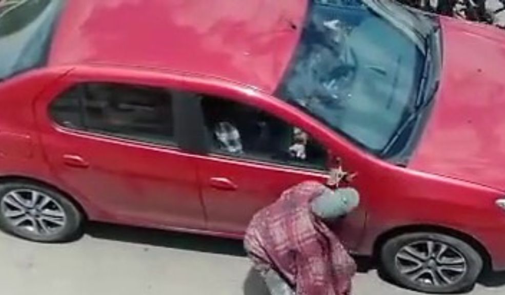 Así es como se roban los espejos de los carros en el barrio Policarpa