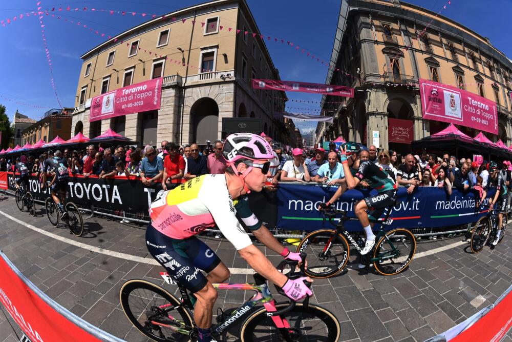 Rigoberto Urán le dijo 'ciao' al Giro de Italia La dicha de ver correr a Rogoberto Urán el Giro de Italia duró poco, apenas 9 jornadas. Y es que ayer, tras disputar la contrarreloj de 35 kilómetros, en la que ocupó el puesto 31, a 2 minutos y 5 segundos del ganador y nuevo líder de la clasificación general, Remco Evenepoel, el ‘Toro’ de Urrao tuvo que decir adiós a la competencia.