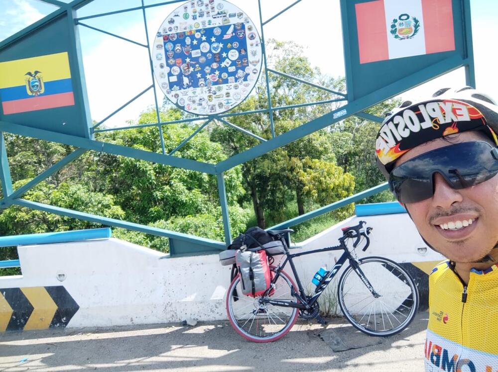 Viajaron en bicicleta hasta Perú para ver a Santa Fe  El amor por Santa Fe no tiene fronteras, y dos jóvenes bogotanos lo están demostrando, luego de emprender un viaje en bicicleta hasta Lima (Perú) para ver al equipo de sus amores frente a Universitario, en la tercera fecha de la fase de grupos de la Copa Sudamericana.