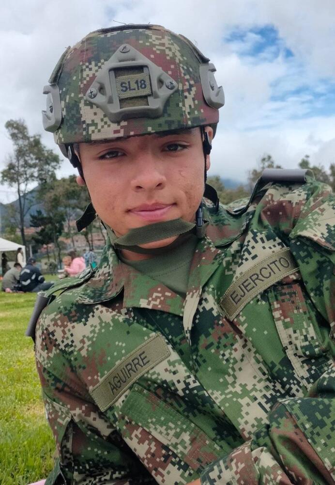 Este es el soldado que asesinó a su compañero en el Cantón Norte Q'HUBO habló con la familia de Julio César Aguirre, el joven soldado que falleció en las últimas horas a manos de uno de sus compañeros en el Cantón Norte.