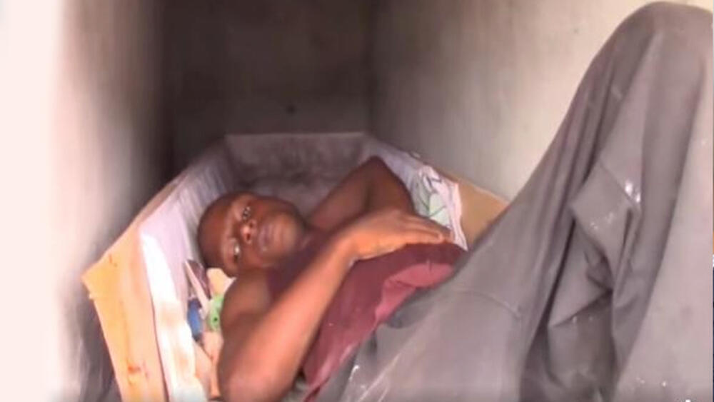 ¡Lleva un año durmiendo en un ataúd! Hombre vive en un cementerio de Colombia Un joven de 23 años que vive en Chocó, lleva un año durmiendo entre los muertos del cementerio de la ciudad.