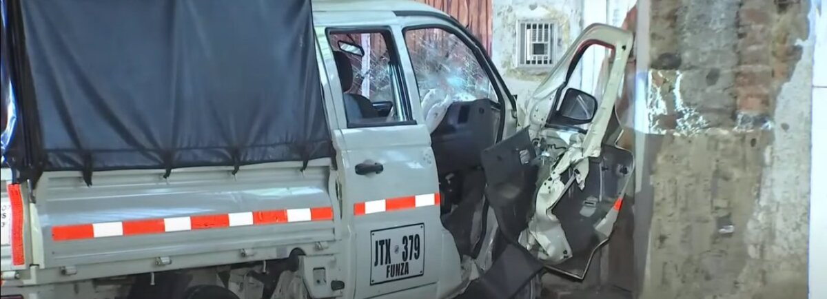 Aparatoso accidente de tránsito dejó dos heridos en Suba Un grave accidente de tránsito dejó dos personas heridas en el barrio Pinar, de Suba.