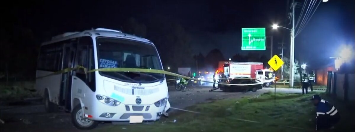 Aparatoso accidente en la vía Sibaté- Bogotá dejó un conductor muerto Un conductor perdió la vida luego de chocar contra un bus de servicio especial.