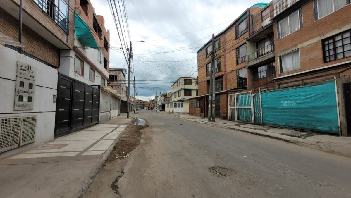 Una puñalada cobró la vida de Juan Carlos en Soacha Juan Carlos falleció tras ser herido con arma blanca por una de las personas con las que se encontraba departiendo cerca a su casa en el municipio de Soacha.