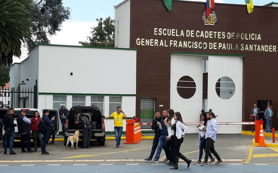 Policía descarta amenaza de bomba en la Escuela General Santander Por cuenta de la amenaza de bomba se realizó la evacuación de todas las personas al interior de la Escuela de Cadetes General Santander, pero al final se descartó la alerta.