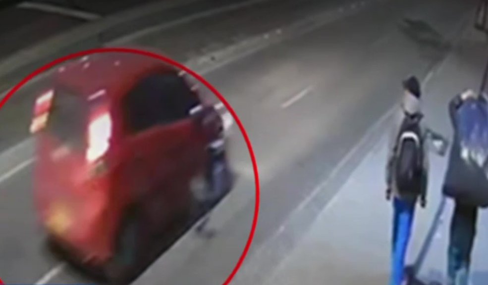 EN VIDEO: Carro fantasma atropelló a taxista varado Conductor atropelló a un taxista y lo dejó tirado en plena vía gravemente lesionado.