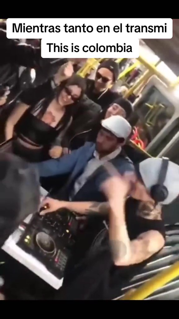 EN VIDEO: DJ armó tremenda fiesta en TransMilenio Pasajeros de TransMilenio disfrutaron de una fiesta al ritmo de música electrónica.