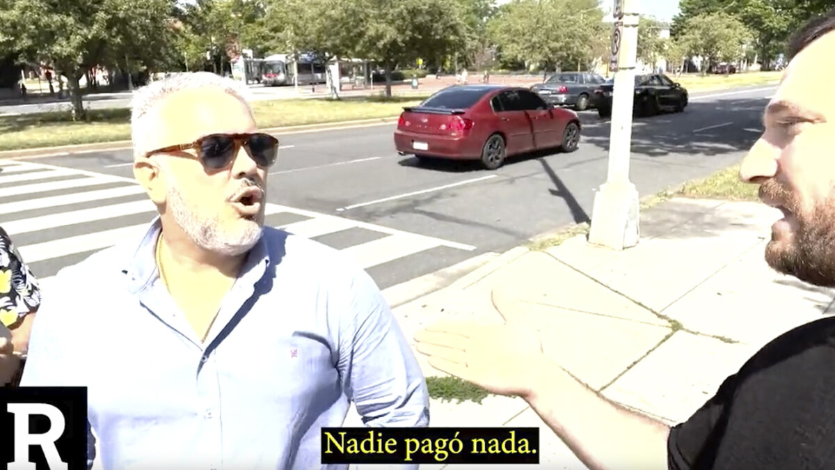 EN VIDEO: Periodista insultó y atacó a Iván Duque El expresidente Iván Duque fue atacado e insultado por un periodista mientras caminaba por las calles de Washington.