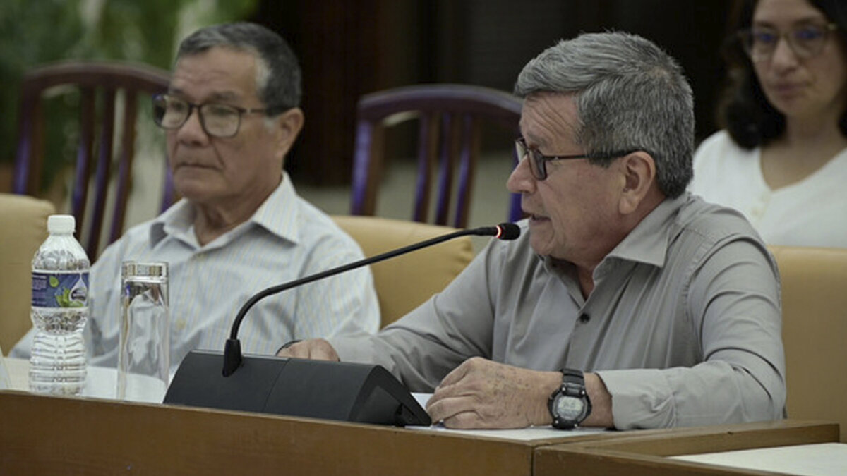 El Eln desmintió al Gobierno: Aseguran que si se habló de financiación para el cese al fuego El Ejército de Liberación Nacional (Eln) afirmó que se discutió en la mesa de diálogo la financiación para sus combatientes a través de un fondo internacional, a pesar de que el comisionado de Paz, Danilo Rueda, lo negó previamente.