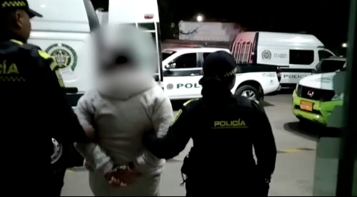 En Kennedy: Policía capturó a una mujer con dos armas de fuego La Policía Metropolitana de Bogotá informó la captura de una mujer que portaba dos armas de fuego en el barrio Dindalito de la localidad de Kennedy, fue la comunidad quien avisó que la hoy capturada se movilizaba al interior de un vehículo y que se comportaba de manera muy extraña.